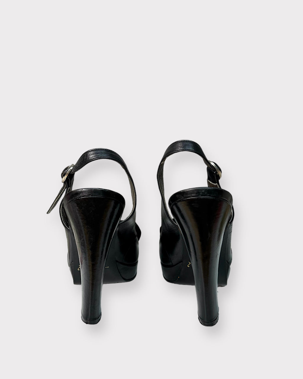 Talons hauts, Peter Fox, 7